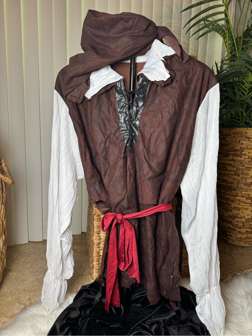 Men’s Pirate costume top,belt , bandanna for head..